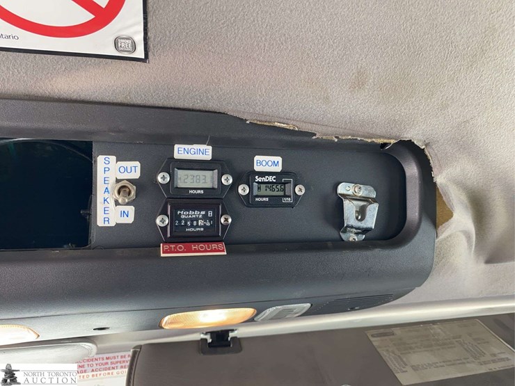 2010-freightliner-m2-106-image-22