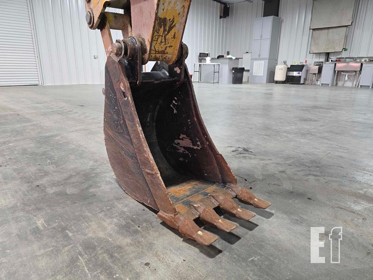 2021-caterpillar-416-image-13