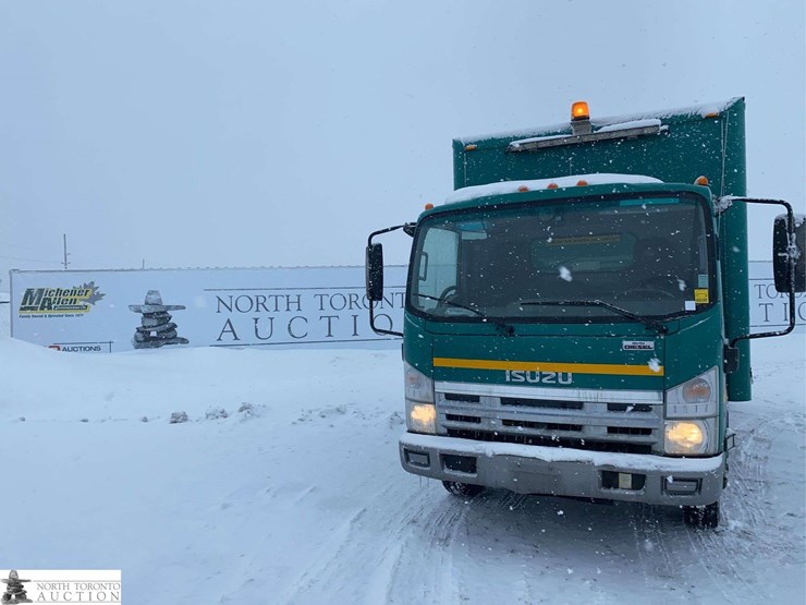 2010-isuzu-nqr-image-2