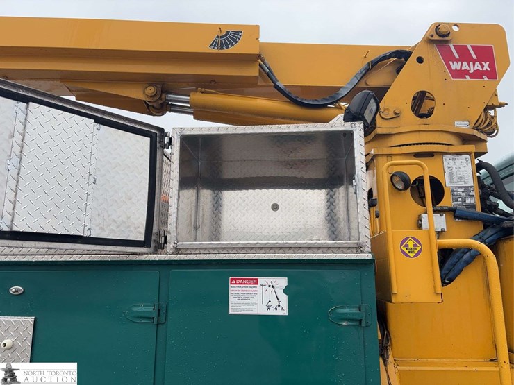 2012-freightliner-m2-106-image-23