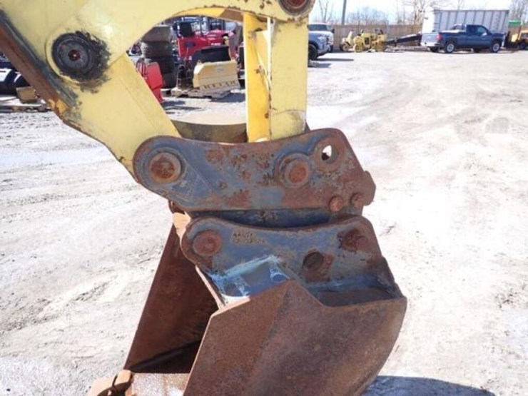 2012-new-holland-b95b-image-45