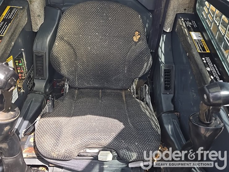 2011-deere-328d-image-40