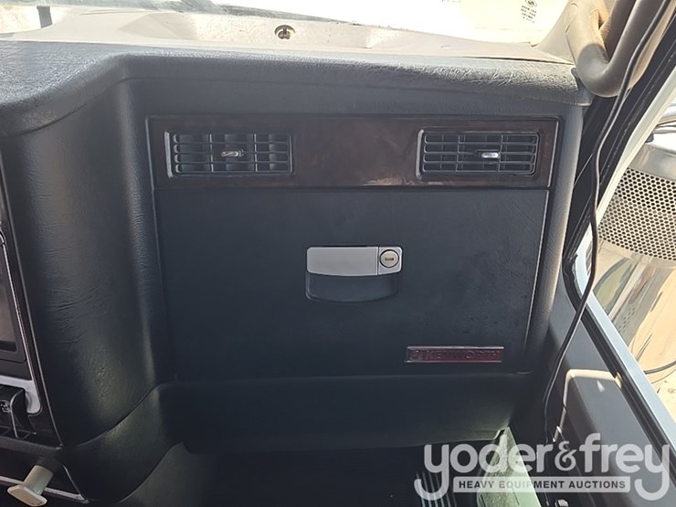 2014-kenworth-t880-image-126