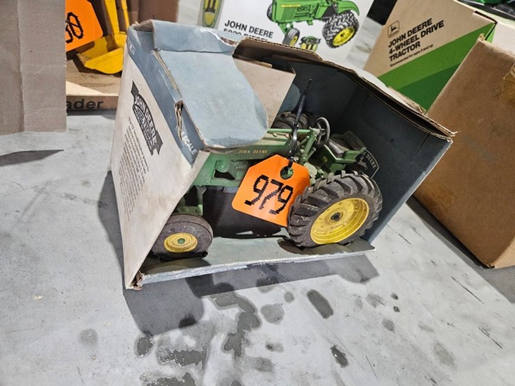 #979-•-john-deere-model-g-wide-front-1/16-die-cast-toy-image-3