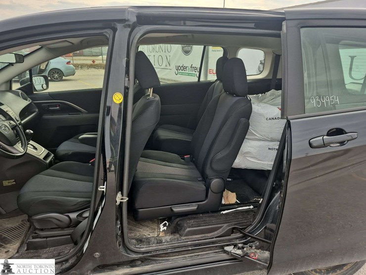 2014-mazda-mazda5-image-15