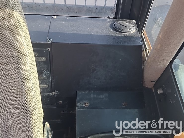 2016-case-750m-image-82