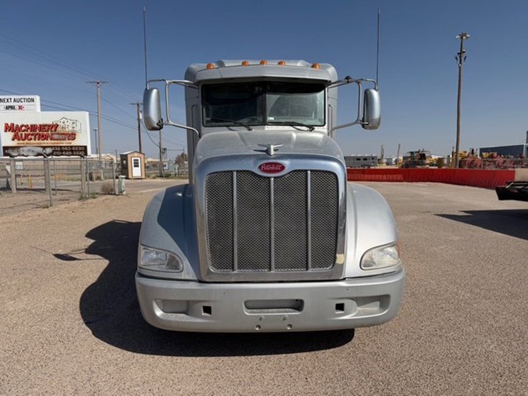 2011-peterbilt-386-image-2