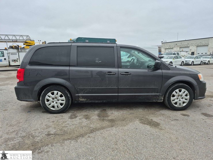 2017-dodge-grand-caravan-sxt-image-4