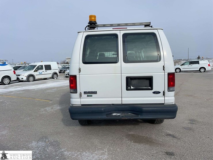 2014-ford-cargo-image-6