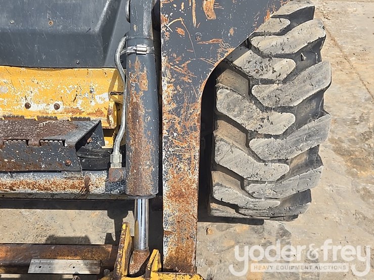 2011-deere-328d-image-21