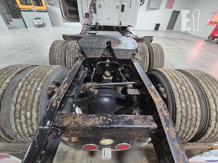 2014-freightliner-cascadia-125-image-17