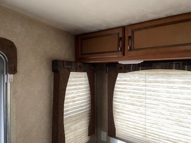 #201-•-2014-palomino-puma-253-fbs-27'-fifth-wheel-camper-(has-wi-title)-image-92