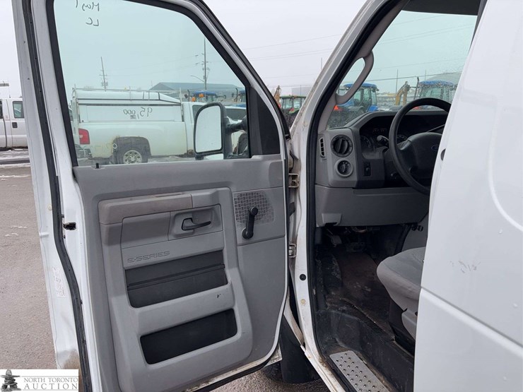 2011-ford-cargo-image-22