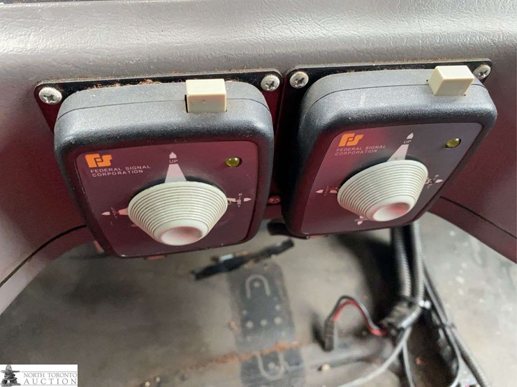 2011-freightliner-m2-106-image-12