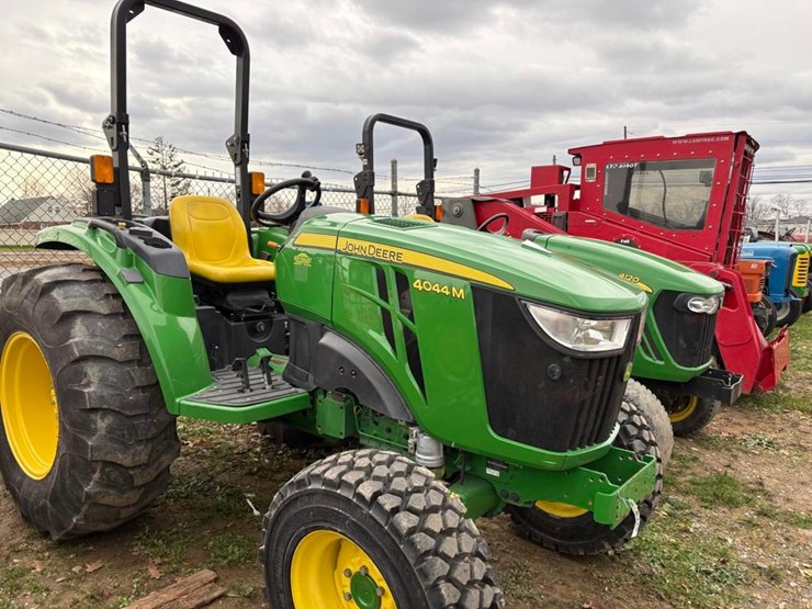 2019-john-deere-4044m-image-16