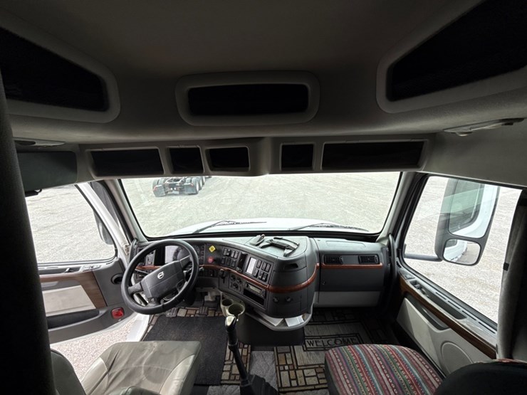 #31952-•-2010-volvo-vnl-tandem-axle-truck-tractor-image-35