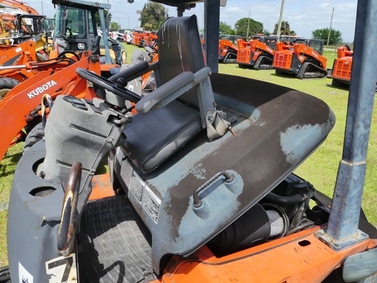 2012-kubota-r520s-image-10