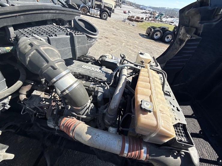 2018-peterbilt-579-image-11