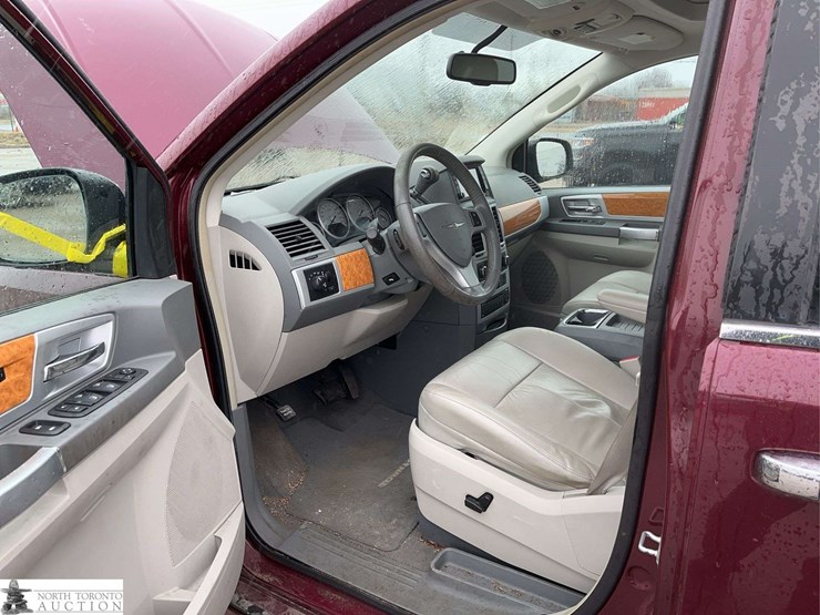 2008-chrysler-town-&-country-image-11