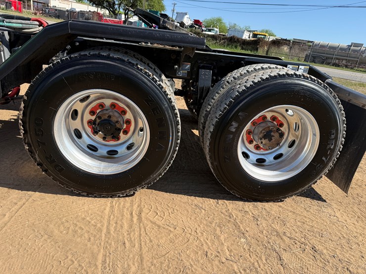 2020-peterbilt-367-image-18