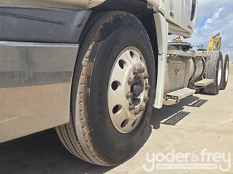 2011-freightliner-cascadia-125-image-9