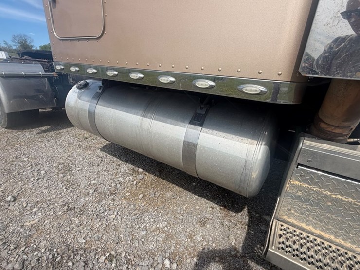 2019-peterbilt-567-image-11