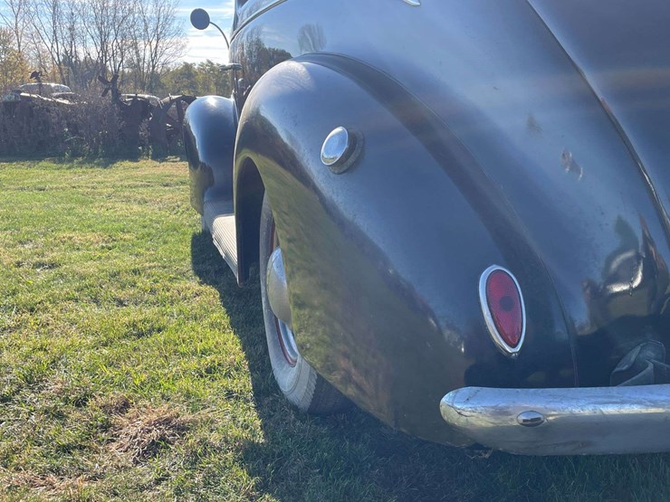 1938-ford-two-door-deluxe-sedan---original-car!-image-41