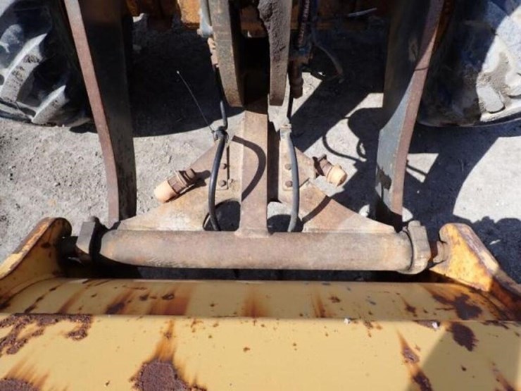 2014-deere-324j-image-24