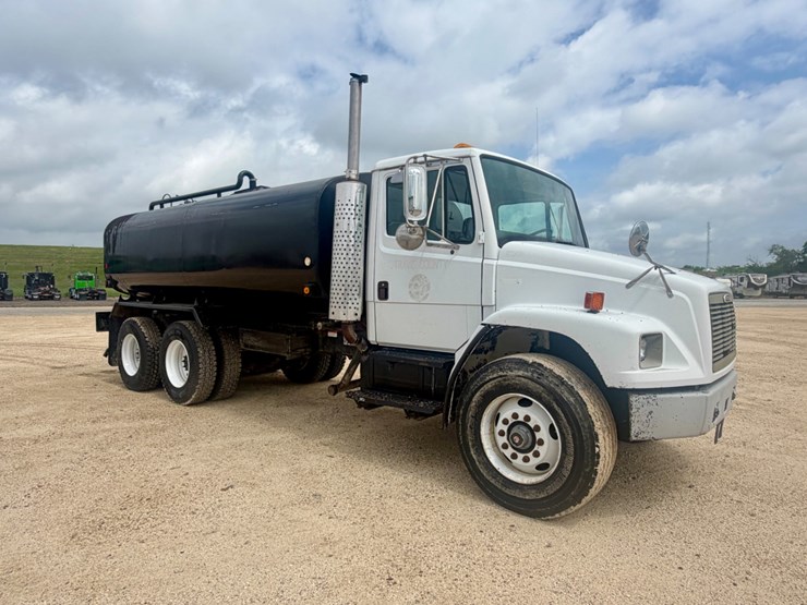 2000-freightliner-fl80-image-3