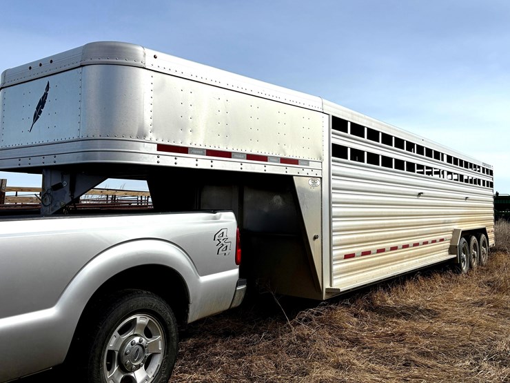 2022-featherlite-8127-livestock-trailer-image-2