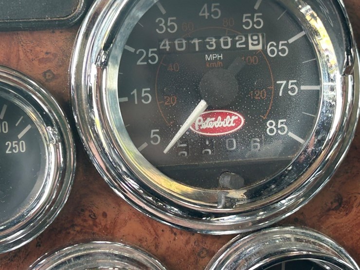 2005-peterbilt-335-image-32