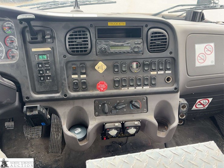 2012-freightliner-m2-106-image-26