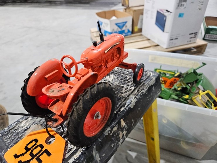 #995-•-allis-chalmers-wd-45-1/16-die-cast-toy-tractor-image-5