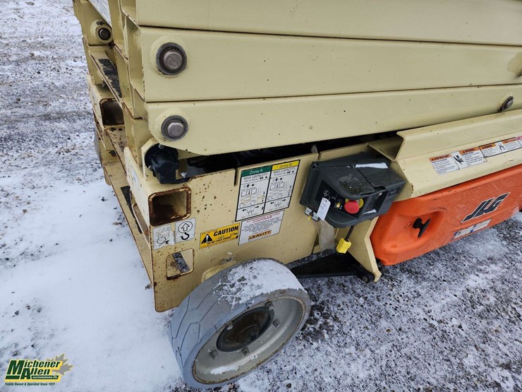 2014-jlg-3246es-image-23
