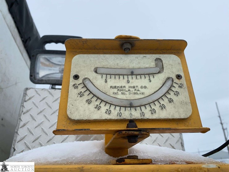 2011-freightliner-m2-106-image-33