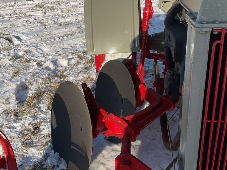 1925-fordson-with-mounted-terrace-plow-image-28