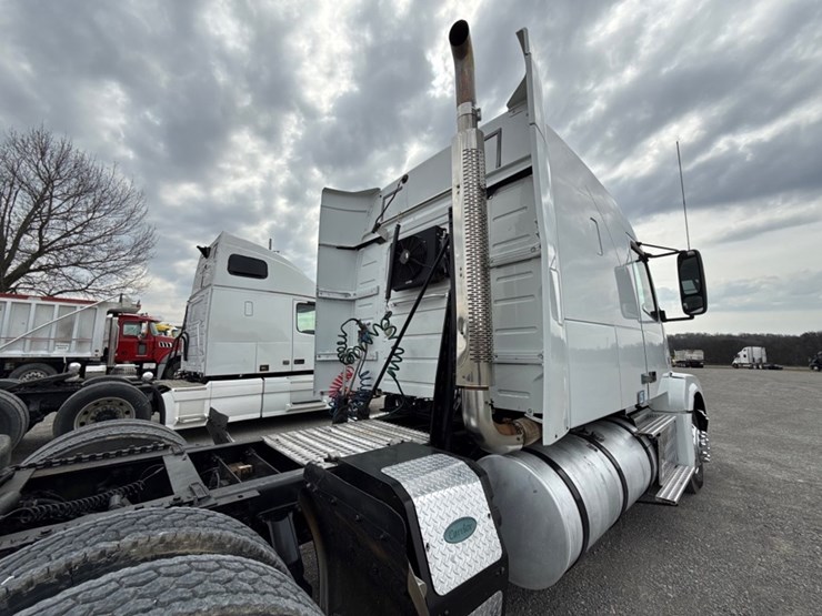 #31952-•-2010-volvo-vnl-tandem-axle-truck-tractor-image-23