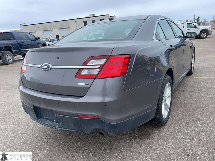 2015-ford-taurus-image-5