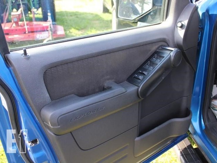 2010-ford-explorer-xlt-image-8