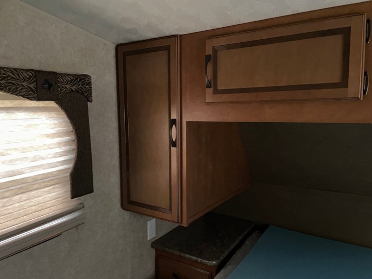 #201-•-2014-palomino-puma-253-fbs-27'-fifth-wheel-camper-(has-wi-title)-image-69