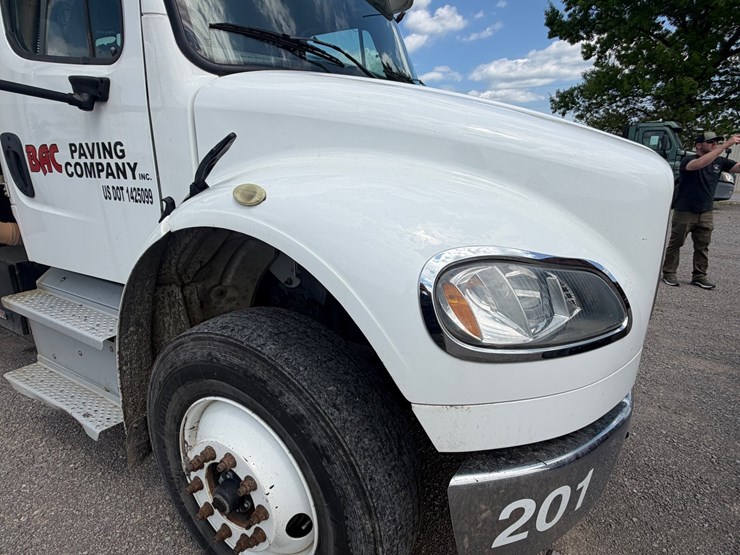 2020-freightliner-m2-106-image-15