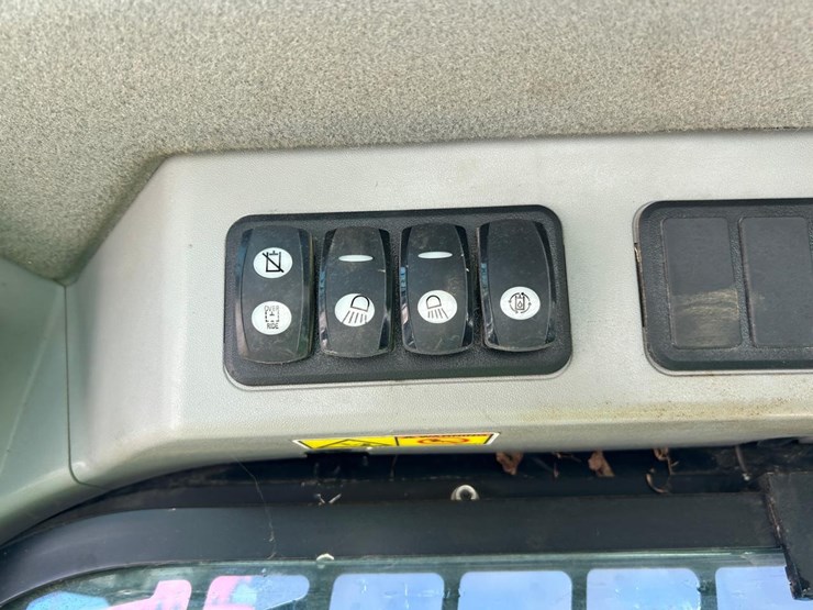 2015-caterpillar-289d-image-27