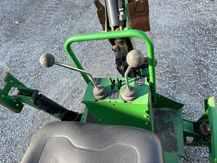 2021-john-deere-2032r-image-19