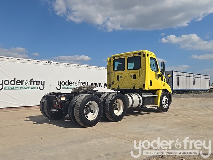 2014-freightliner-cascadia-113-image-5