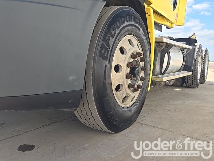 2014-freightliner-cascadia-113-image-9