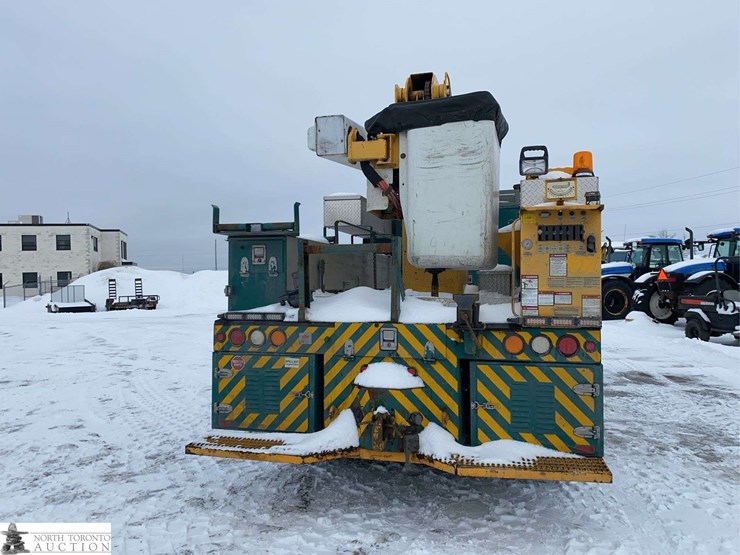 2011-freightliner-m2-106-image-5