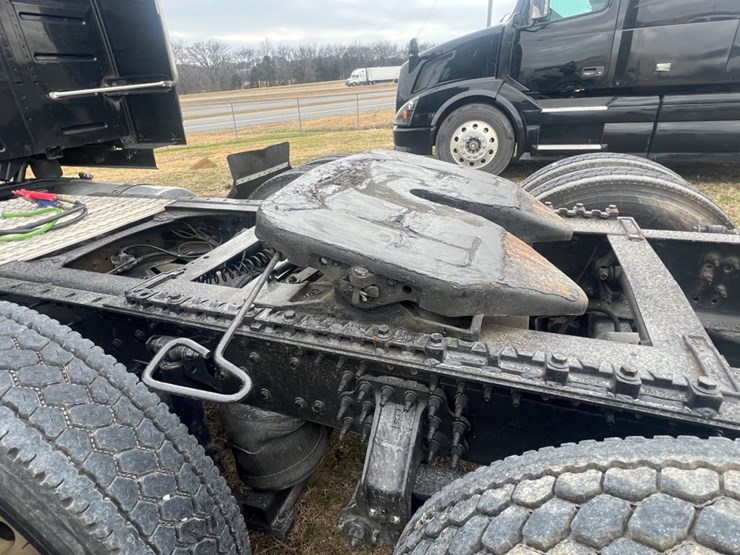 #31955-•-2012-volvo-vnl-tandem-axle-truck-tractor-image-15