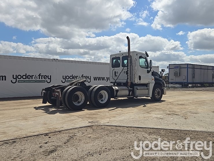 2011-freightliner-cascadia-125-image-5