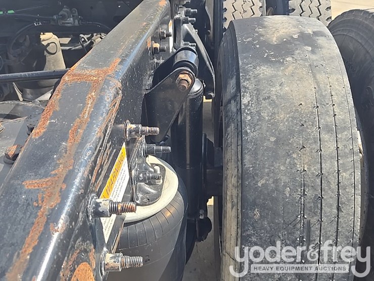 2014-freightliner-cascadia-113-image-34