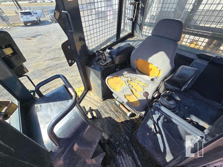 2006-deere-750j-image-16